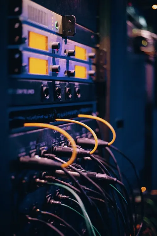 Cavi Ethernet collegati ai pannelli di un armadio di rete